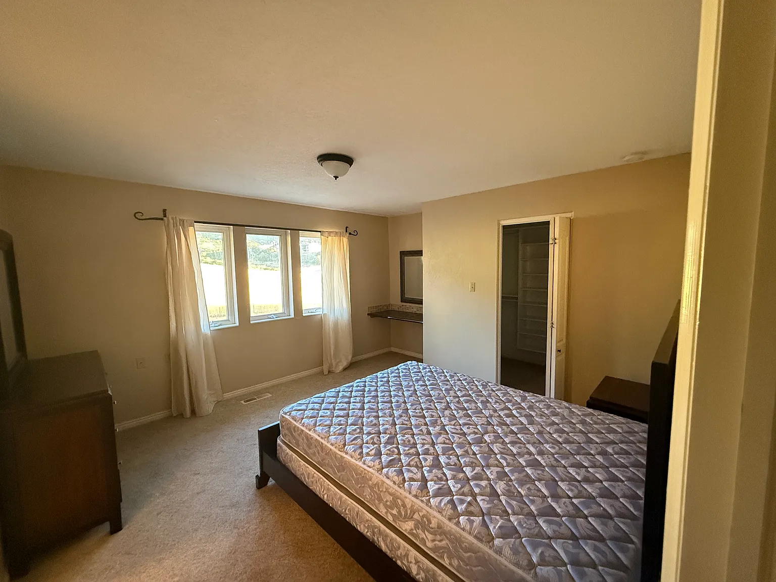6 bed, 4.5 bath, 5715 sqft, $4,100 — Photo 3