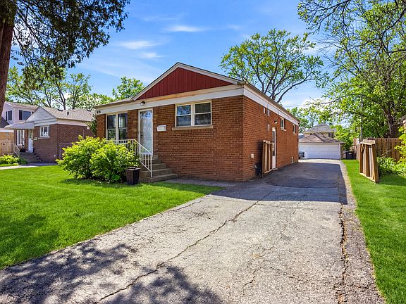 2nd image of 830 S La Grange Rd