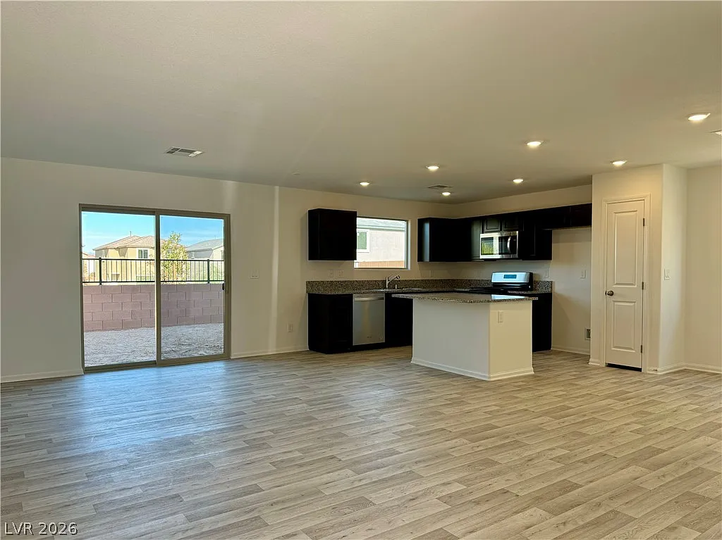 3 bed, 2.5 bath, 1815 sqft, $2,250 — Photo 4