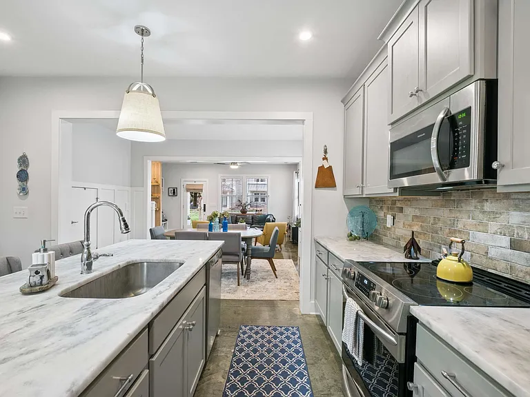 1125 Chester Ave #11 — Photo 7