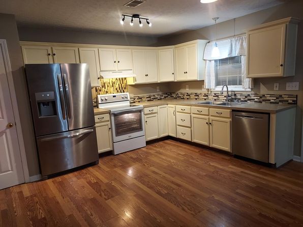 204 Woodland Lakes Dr, La Grange, KY 40031