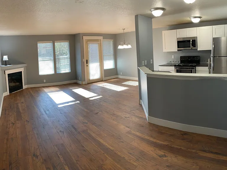 754 NE Oak Pl — Photo 1