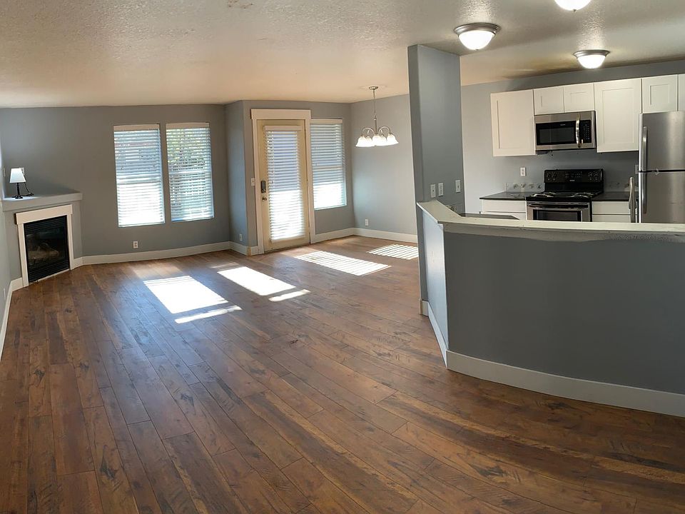 1st image of 754 NE Oak Pl