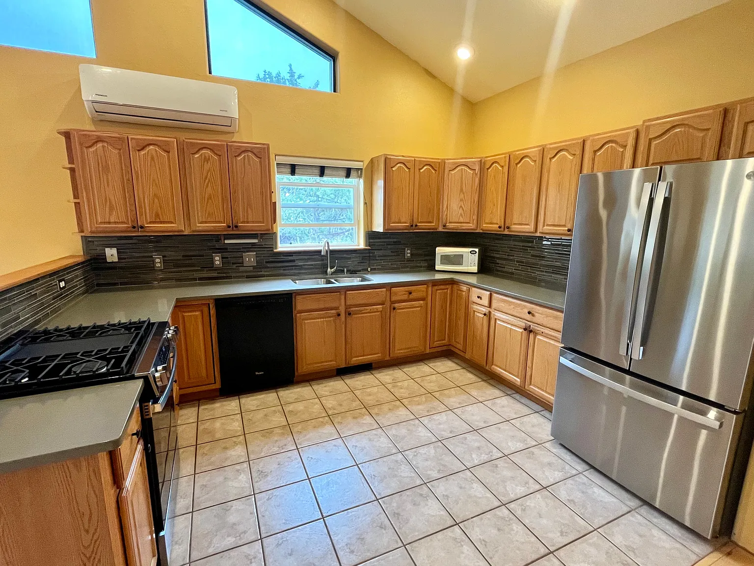 Beautiful 3 Bedroom Single-Level Home Close to Hospital — Photo 3