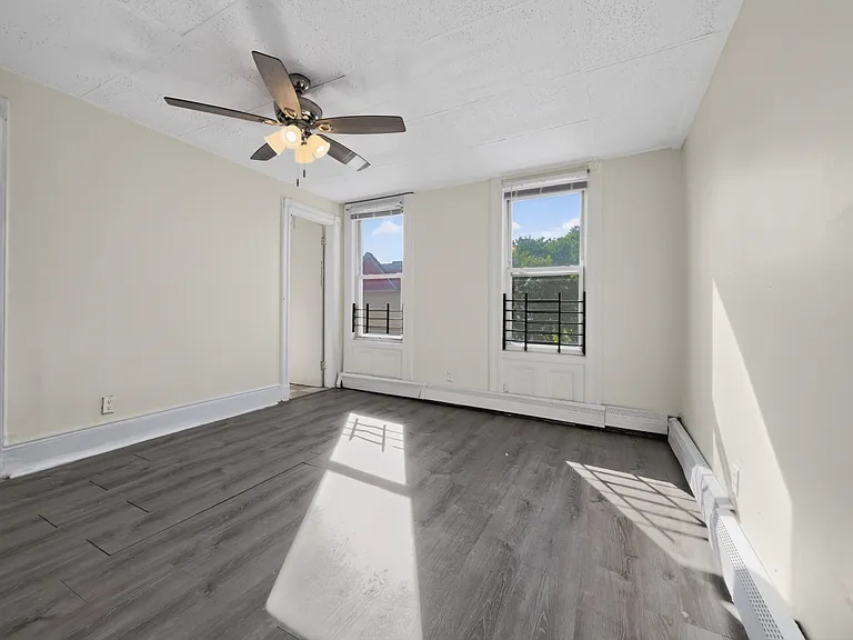 492 W Side Ave #2L — Photo 1