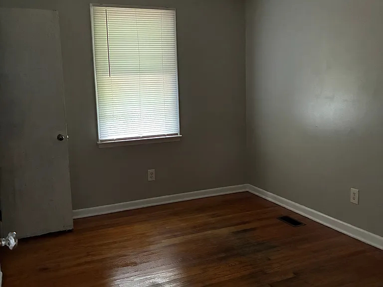 1023 Farragut Ave — Photo 9