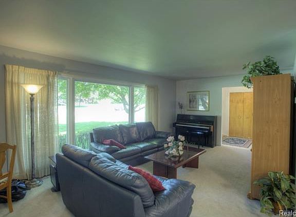 4th image of 33835 Brittany Dr