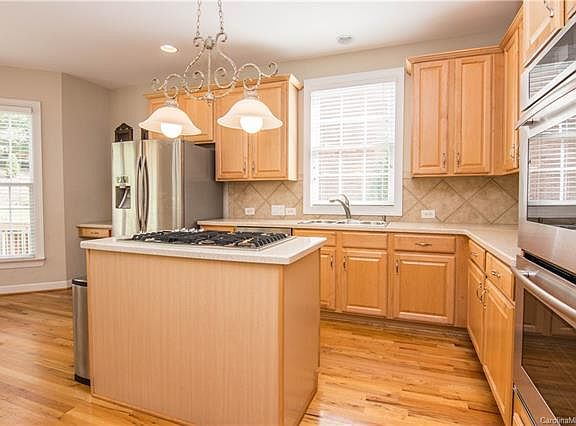 3rd image of 7313 Roseland Ave