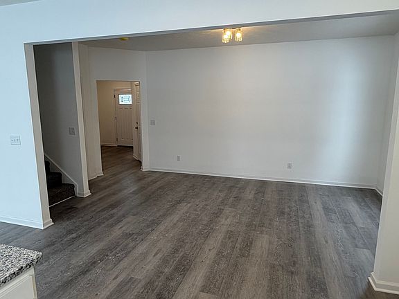 5th image of 1445 Elm St