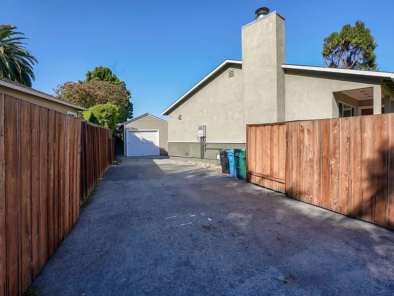 1621 Huron Ave — Photo 7