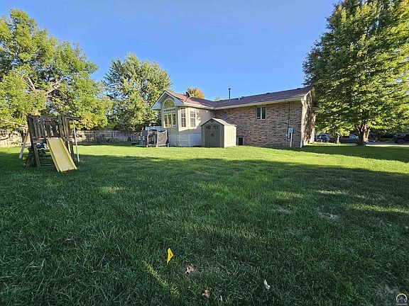 5th image of 819 Hillcrest Dr
