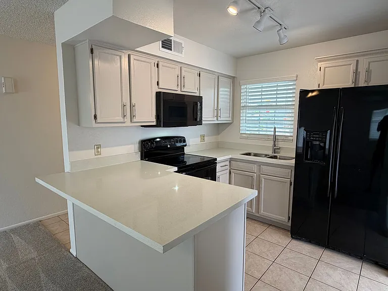 3439 W Peppertree Ln — Photo 4