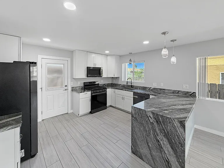 2452 E Ingersoll St — Photo 6
