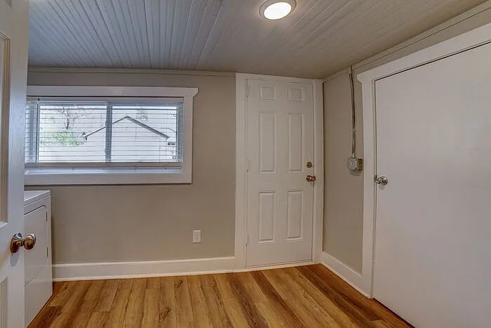 2509 E 7th St — Photo 14