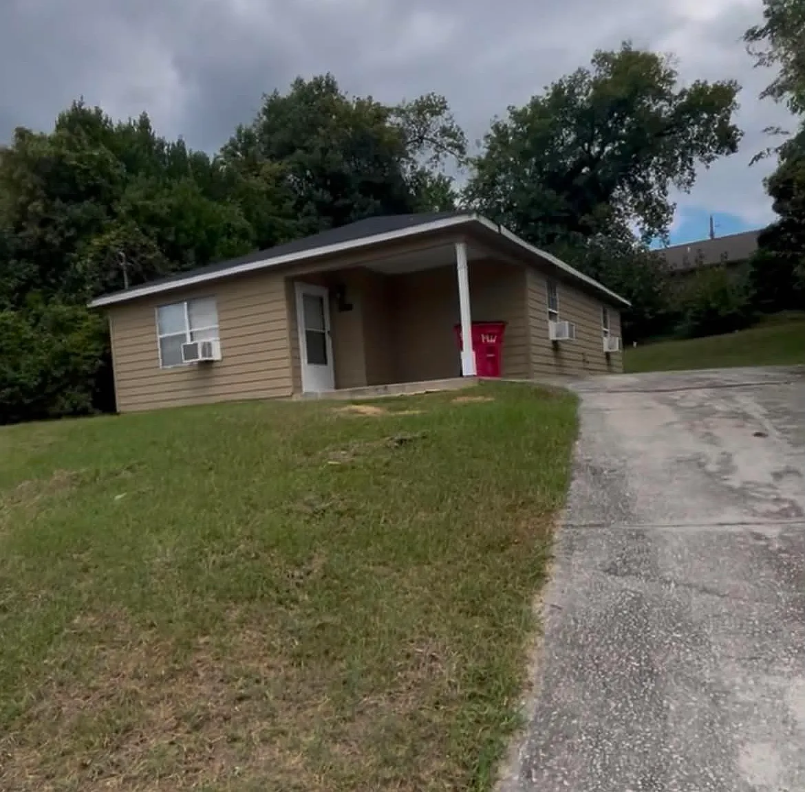 3 bed, 1.0 bath, 908 sqft, $1,100 — Photo 1