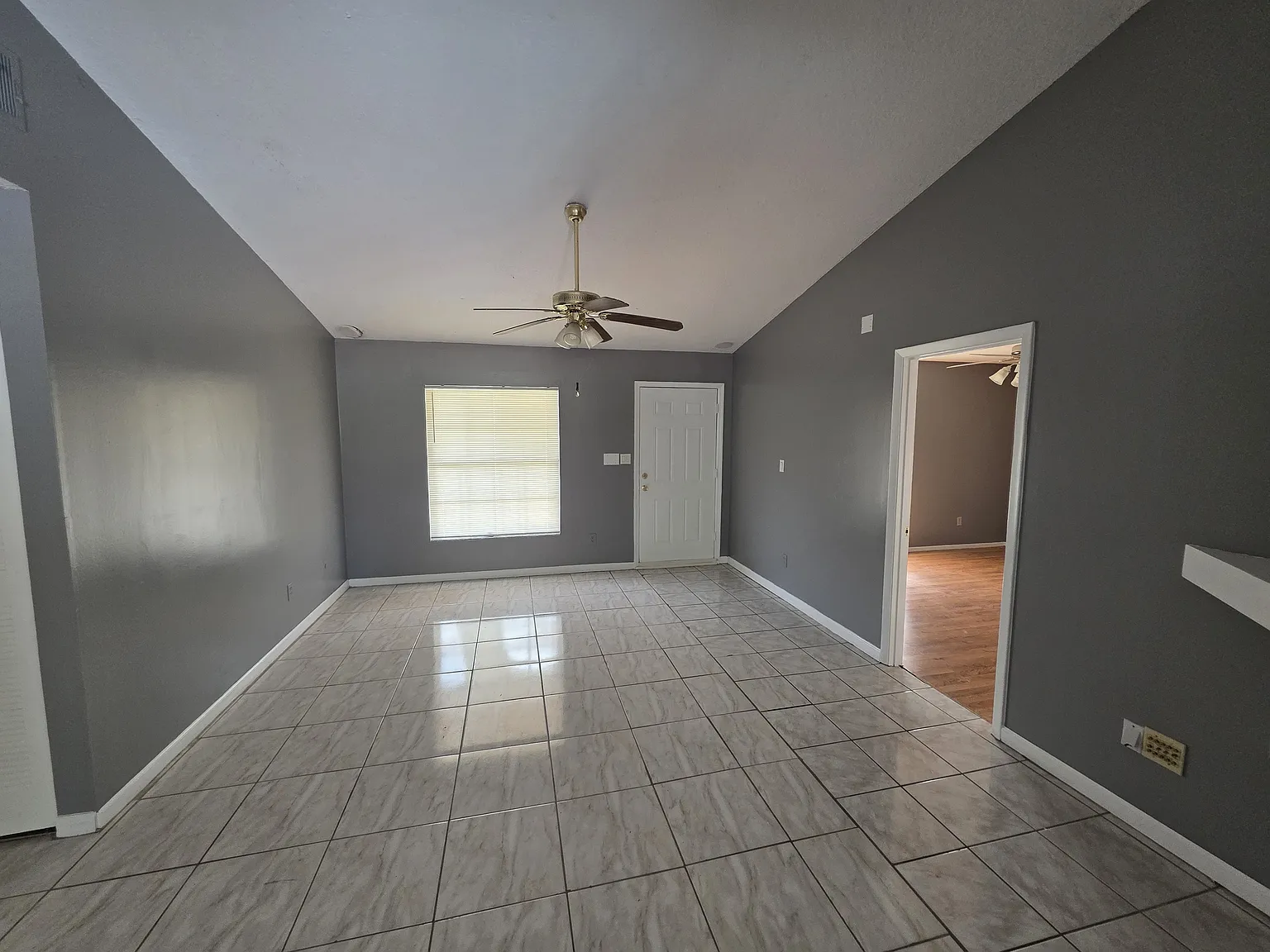 3 bed, 1119 sqft, $2,300 — Photo 2