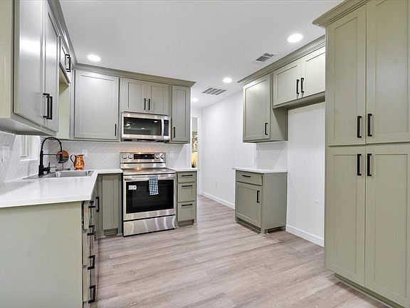 3rd image of 1511 W Bond St