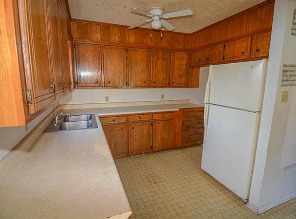 4th image of 555 S Lennox St