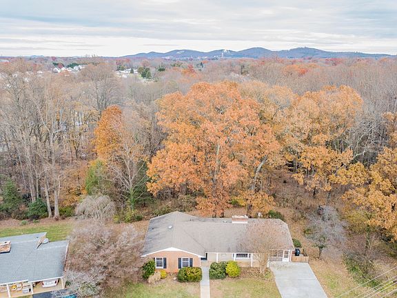 3rd image of 209 Nottingham Cir