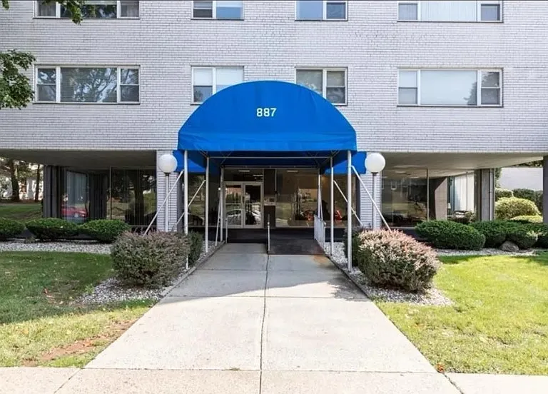 887 Farmington Ave #1E — Photo 2
