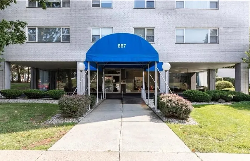 Building Photo - 887 Farmington Ave #1E