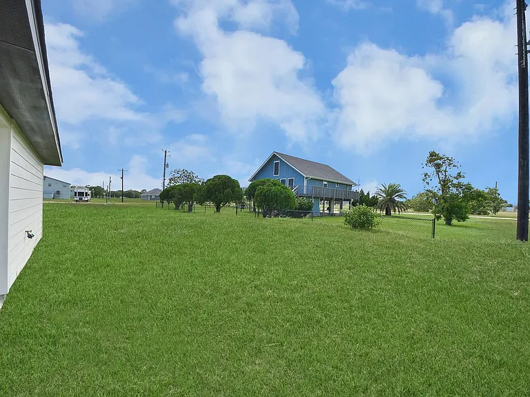 688 Swallow Dr — Photo 11