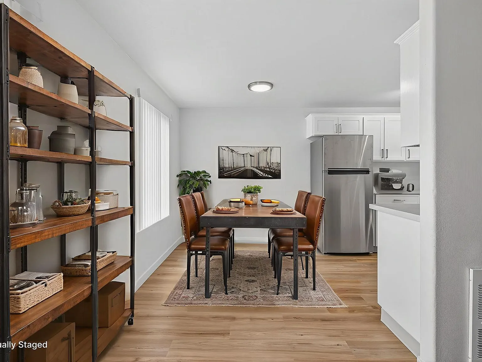 Bluebird Davis Street — Photo 2