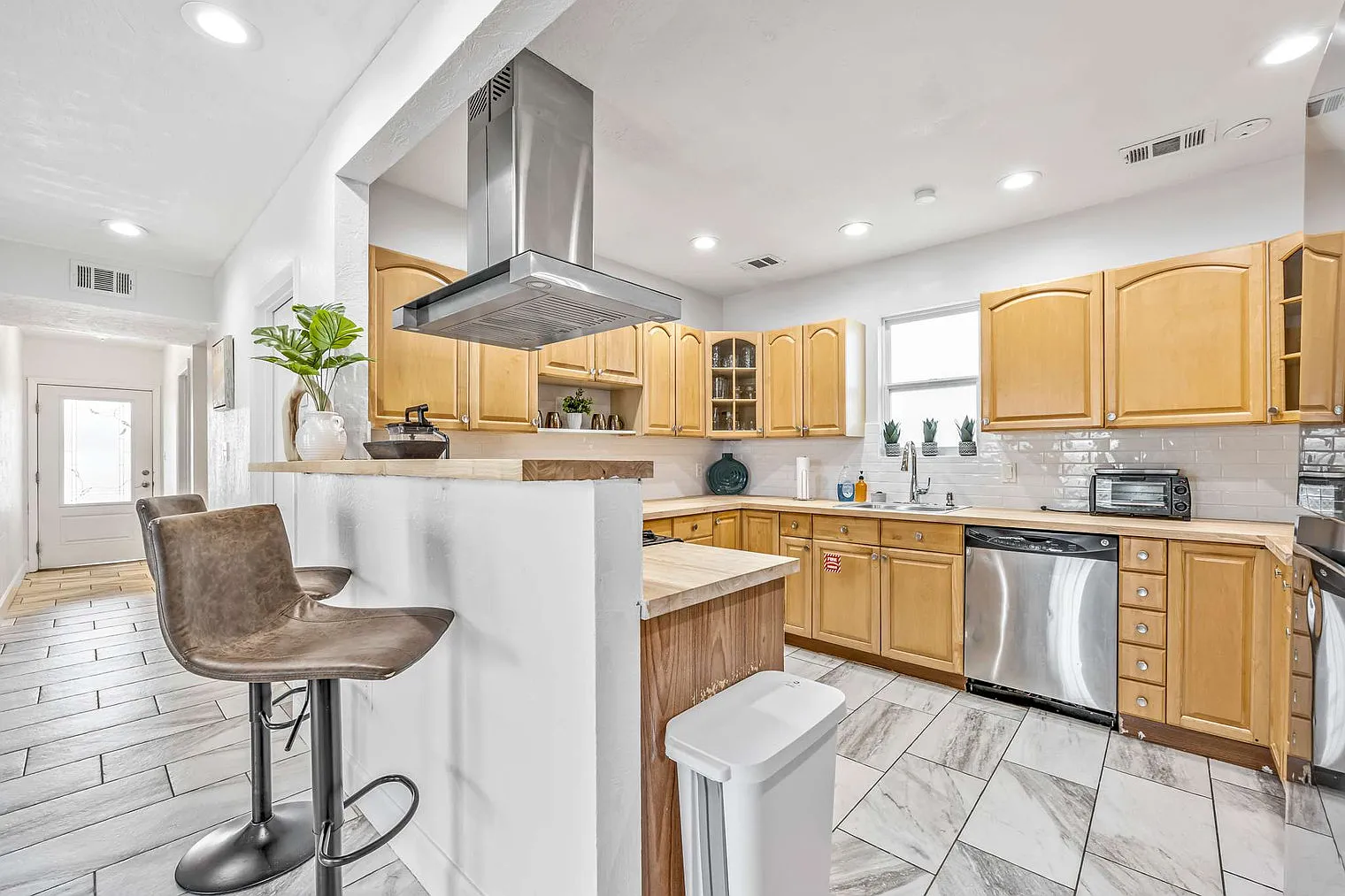 6 bed, 4.0 bath, $7,880 — Photo 3