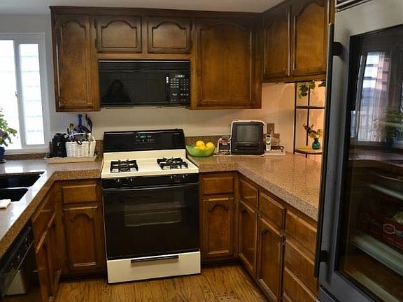 3rd image of 213 13th St
