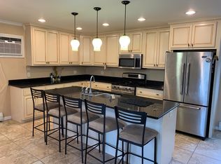 2 Masterson Ln, Bristol, RI 02809