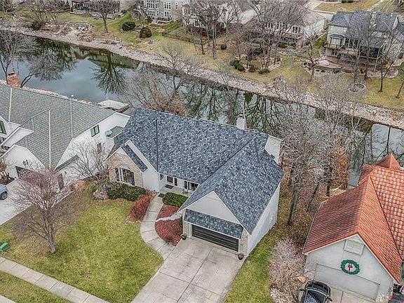2nd image of 416 NE Brockton Dr