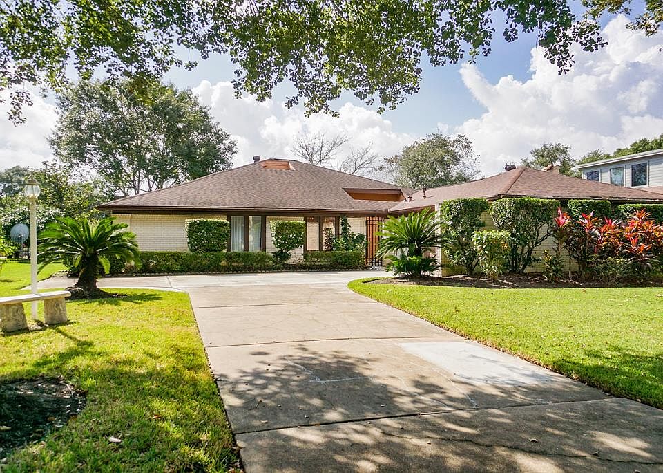 1st image of 2127 Winged Foot Dr