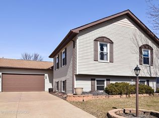 26 Autumn Ln, Streamwood, IL 60107