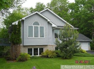 1113 Ridge Bluff Dr, Chaska, MN 55318