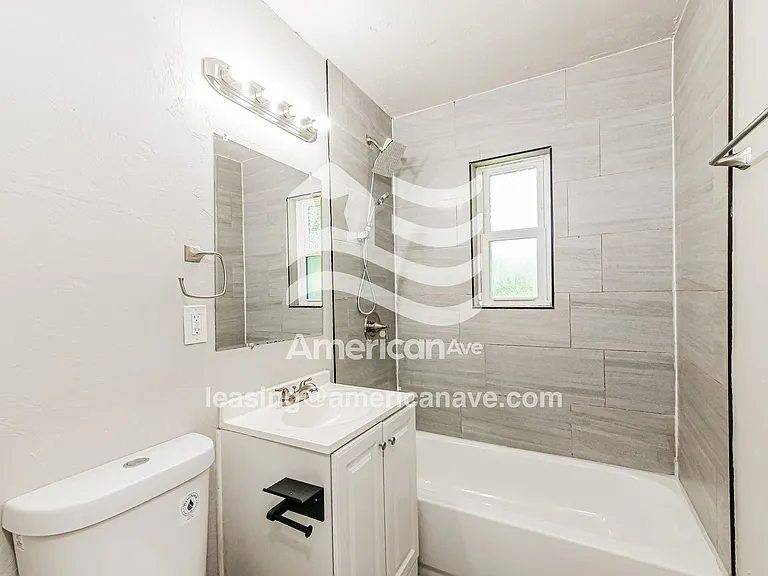 1073016_008_main_bathroom_9.jpg