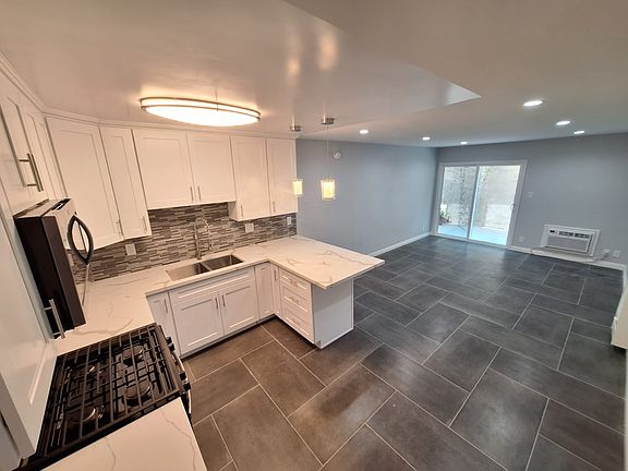 3rd image of 3100 Bellevue Ave APT 106