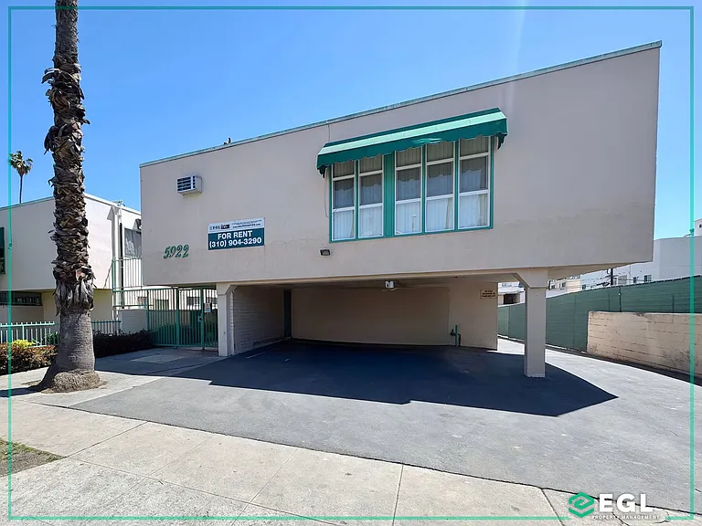 5916-5922 Carlton Way/1555 N. Bronson — Photo 2
