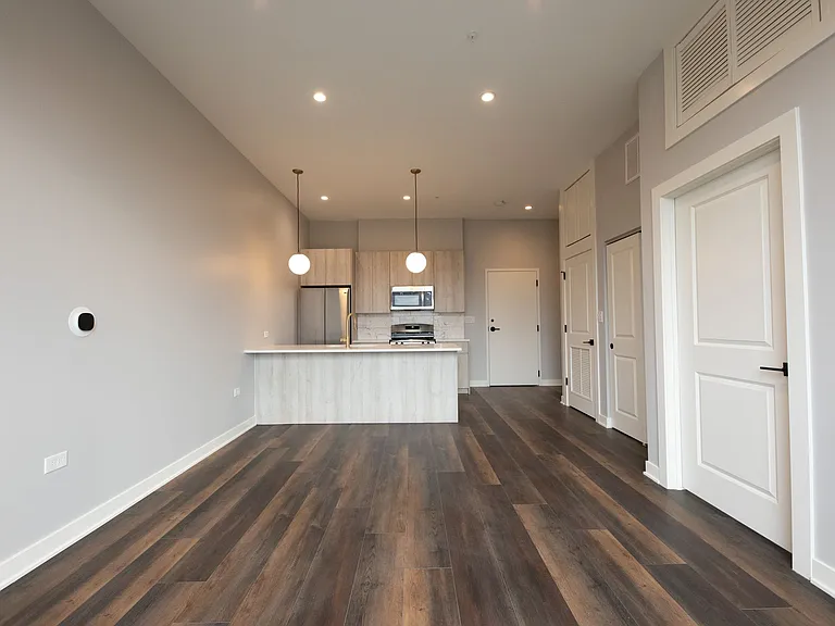 913 W School St Apartments — Photo 3