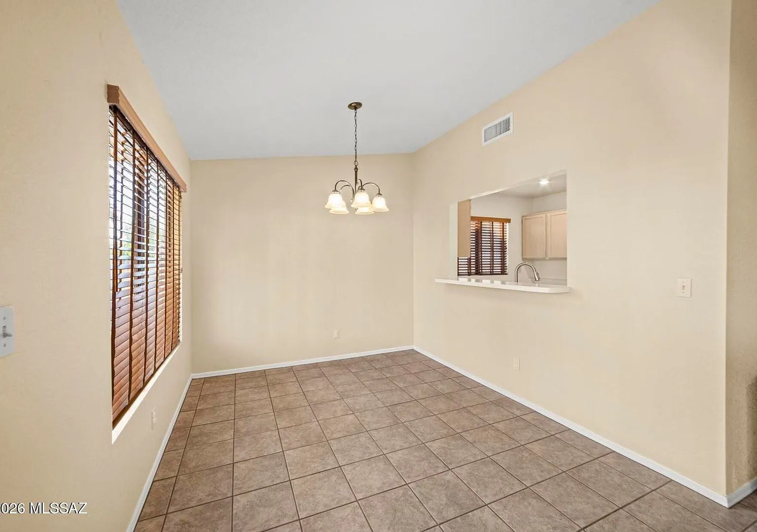Modern Comfort Meets Convenience 3 bedroom 2 bath — Photo 4