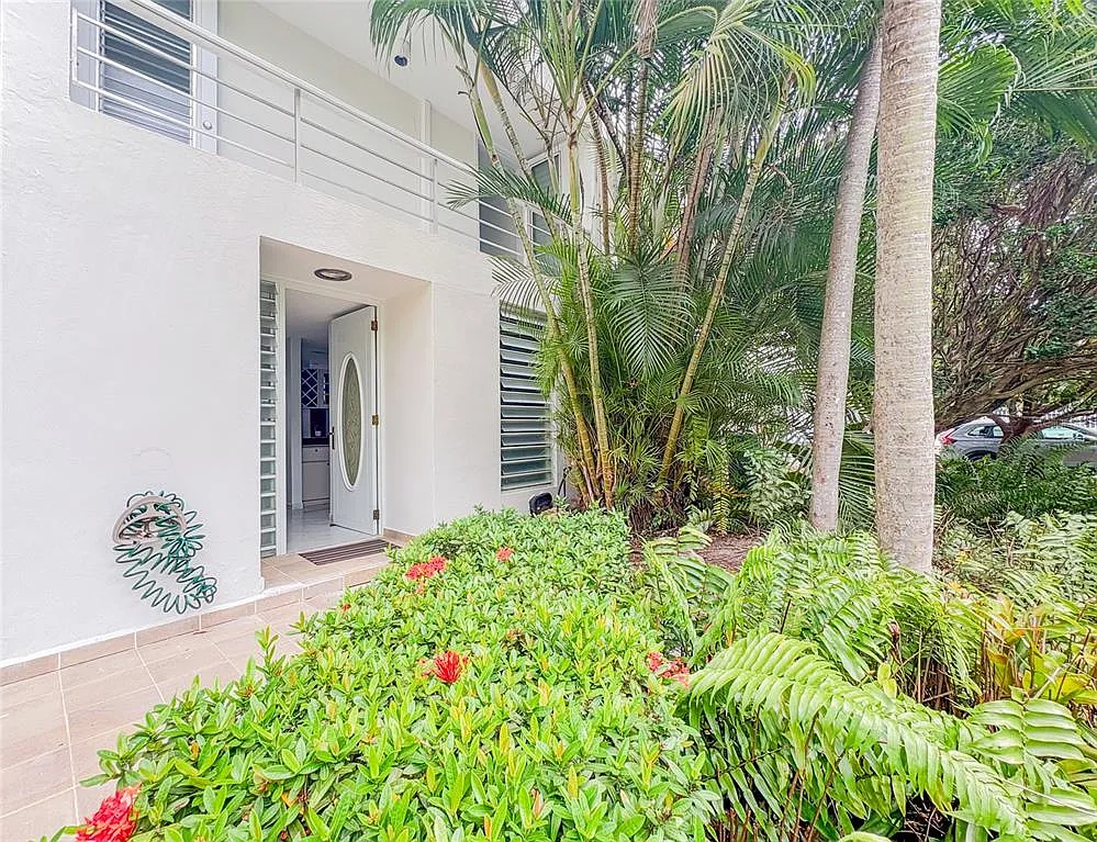 2 bed, 1.5 bath, 1110 sqft, $2,300 — Photo 2