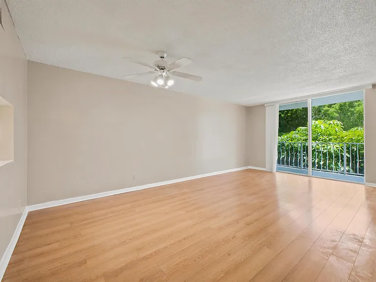 500 Executive Center Dr #2M — Photo 3