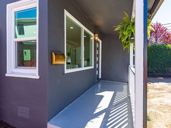 3rd image of 531 Bay Rd