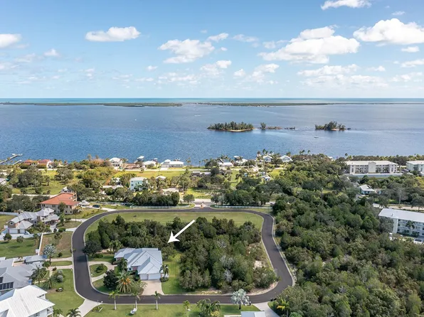 7762 Grand Oak Cir, Sebastian, FL 32958