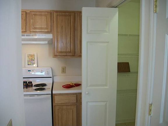 KITCHEN/PANTRY