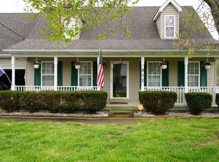 822 Edgebrook Dr, Vine Grove, KY 40175