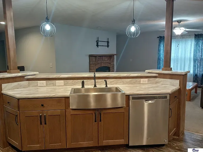 402 S Blackburn Ave — Photo 2