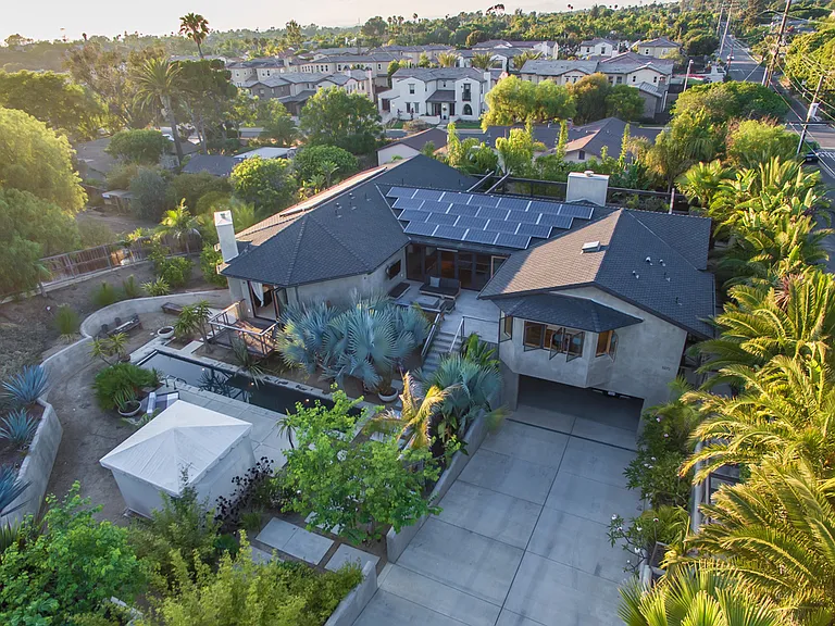 1072 Urania Ave — Photo 2