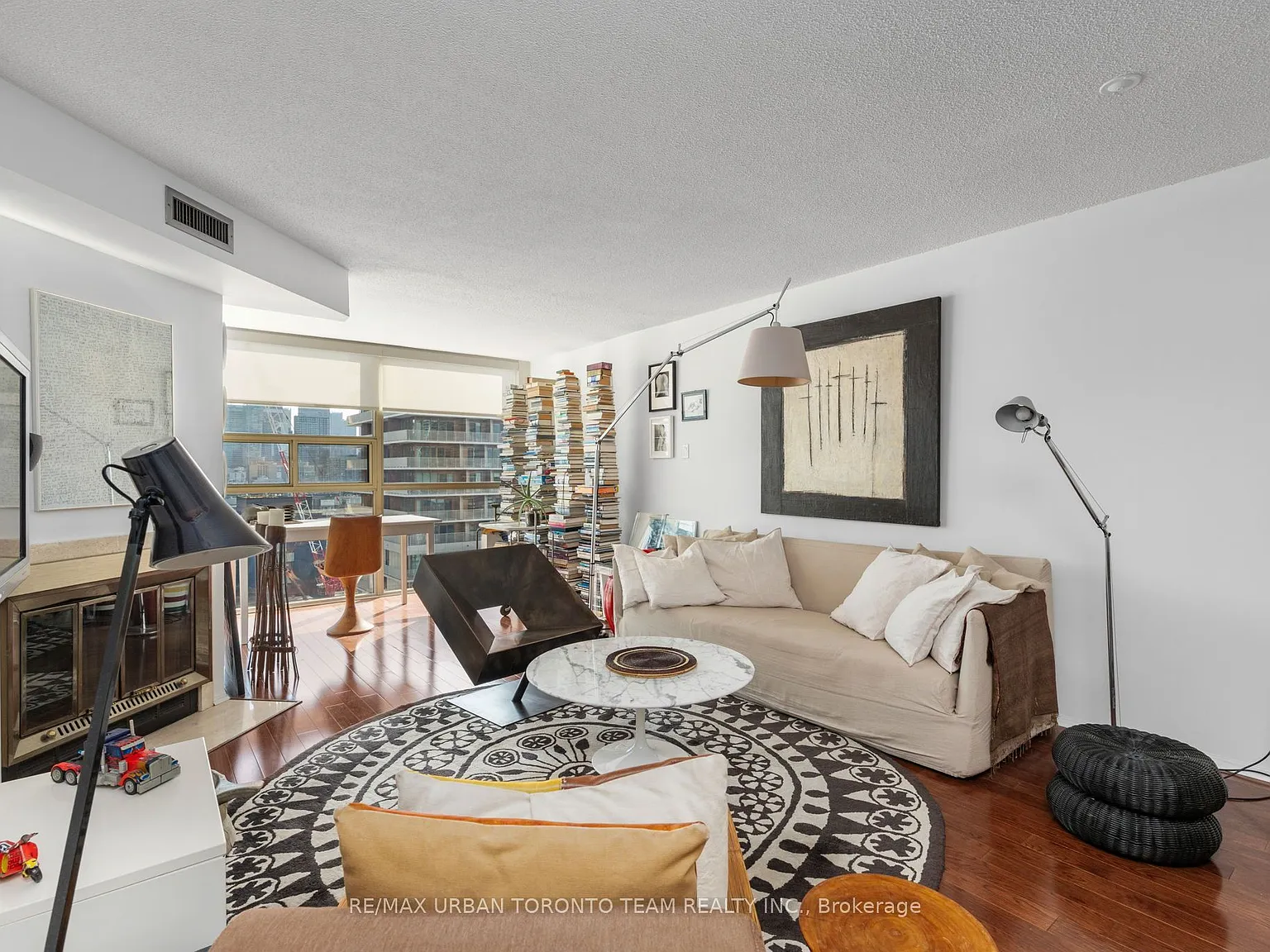 705 King St W — Photo 3