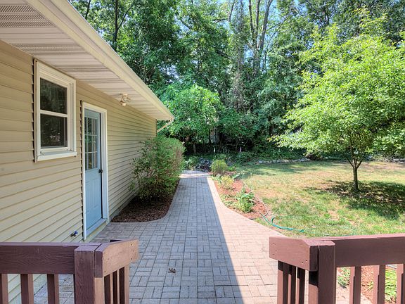 4th image of 1981 Lake Breeze Dr
