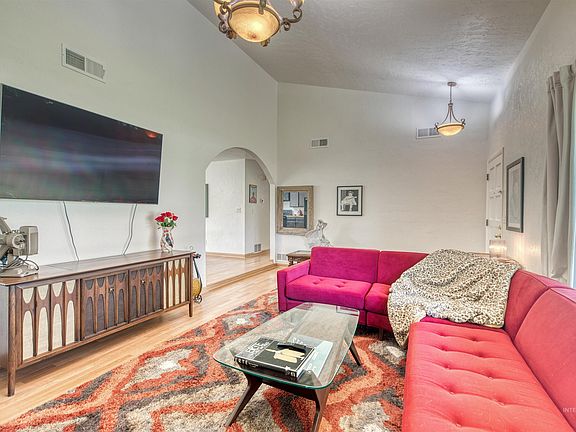 4th image of 501 S Bighorn Dr